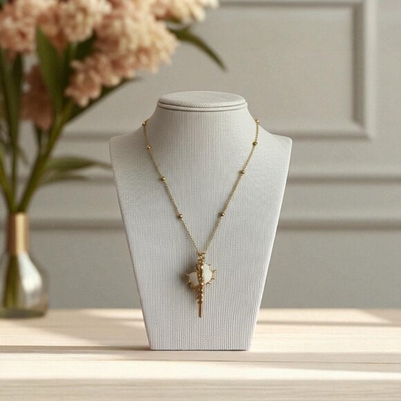 Elegant Gold Shell Pendant Necklace - Picture 4 of 7